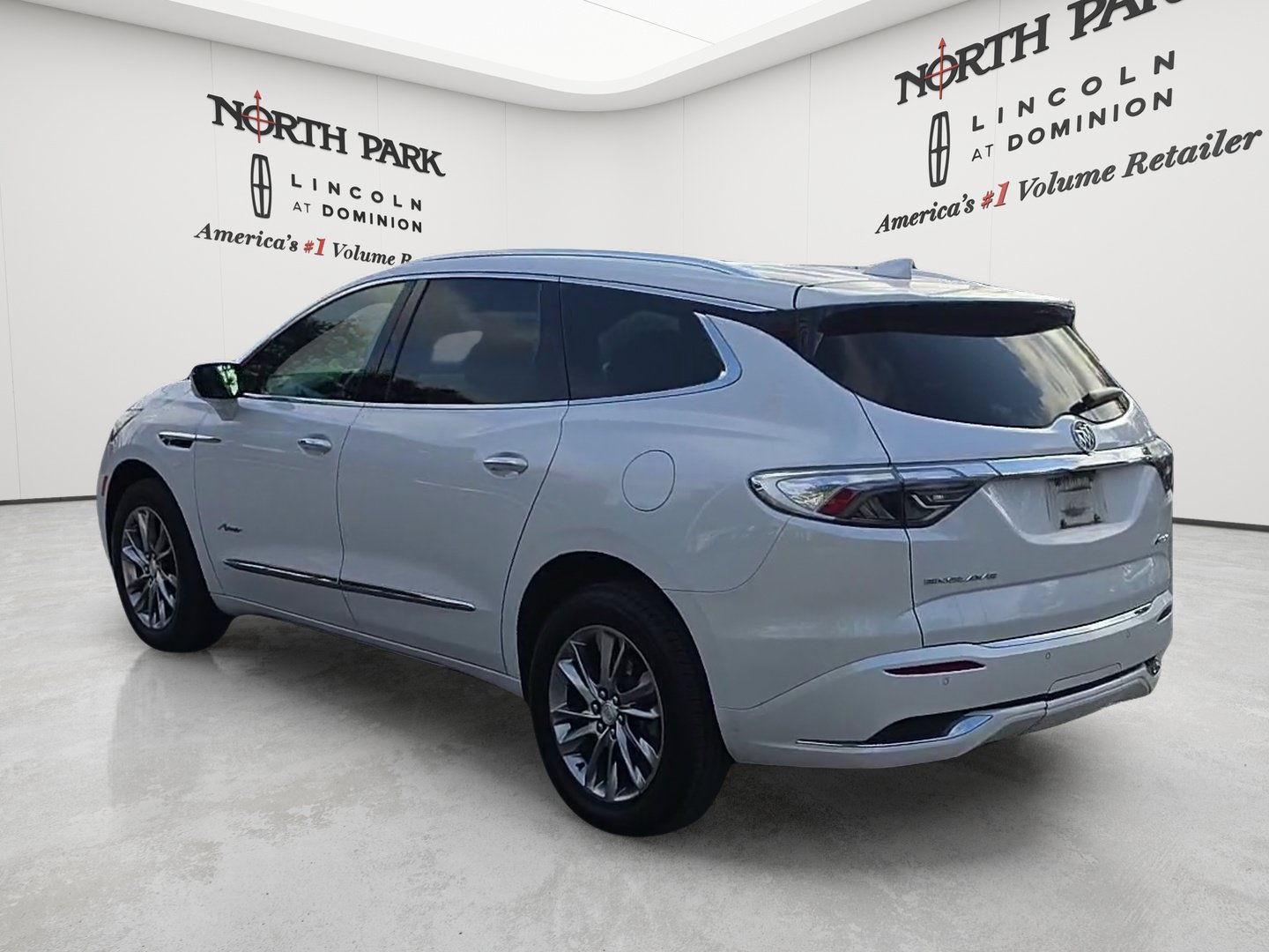 Used 2022 Buick Enclave Avenir w/ Avenir Technology Package FWD image 3
