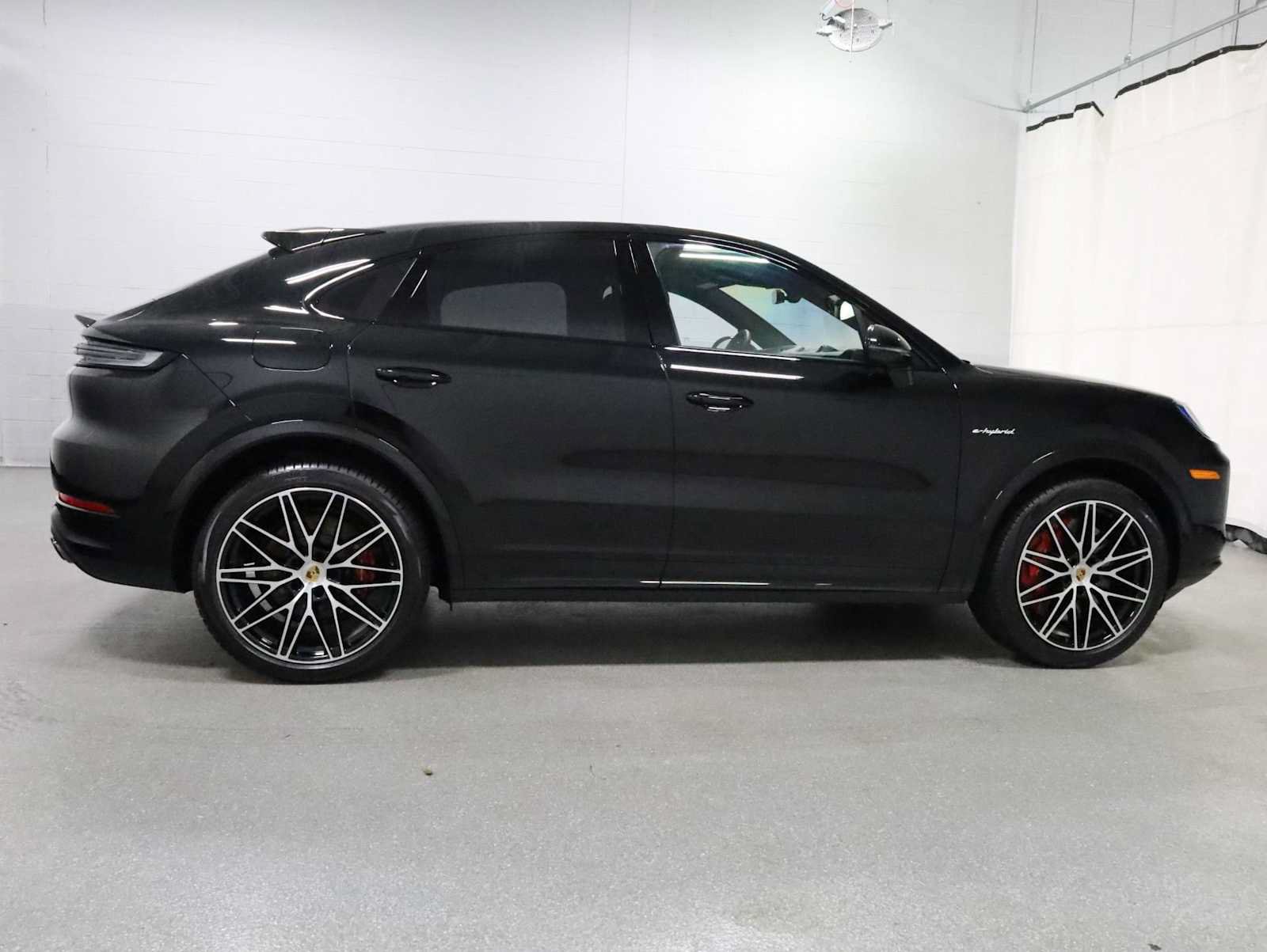Certified 2024 Porsche Cayenne Turbo AWD/4WD image 10
