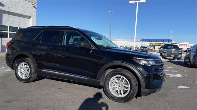 Used 2025 Ford Explorer Active image 3