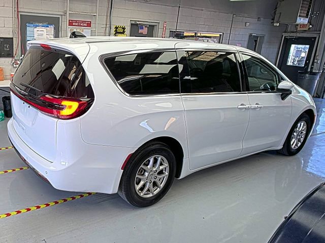 Used 2023 Chrysler Pacifica Touring-L image 2