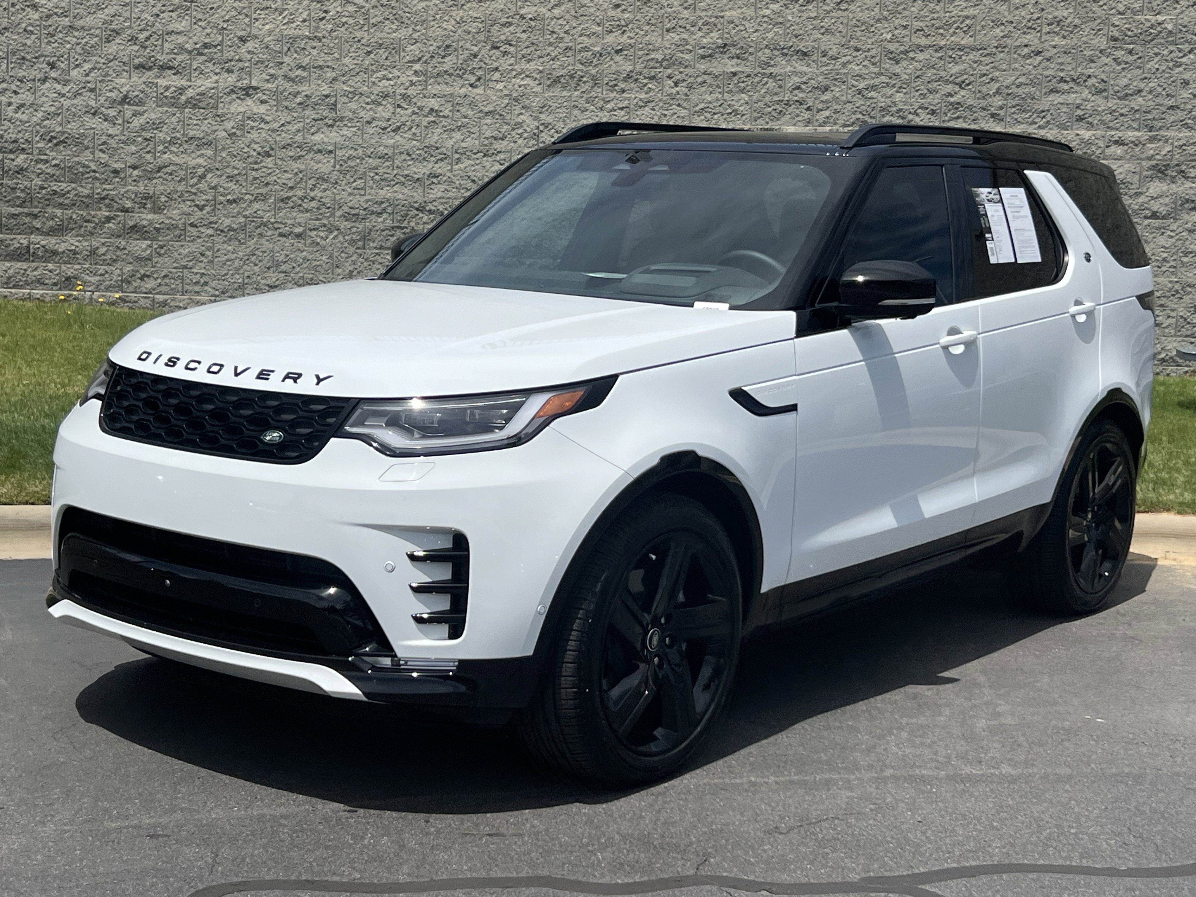 Certified 2025 Land Rover Discovery Dynamic SE AWD/4WD image 2