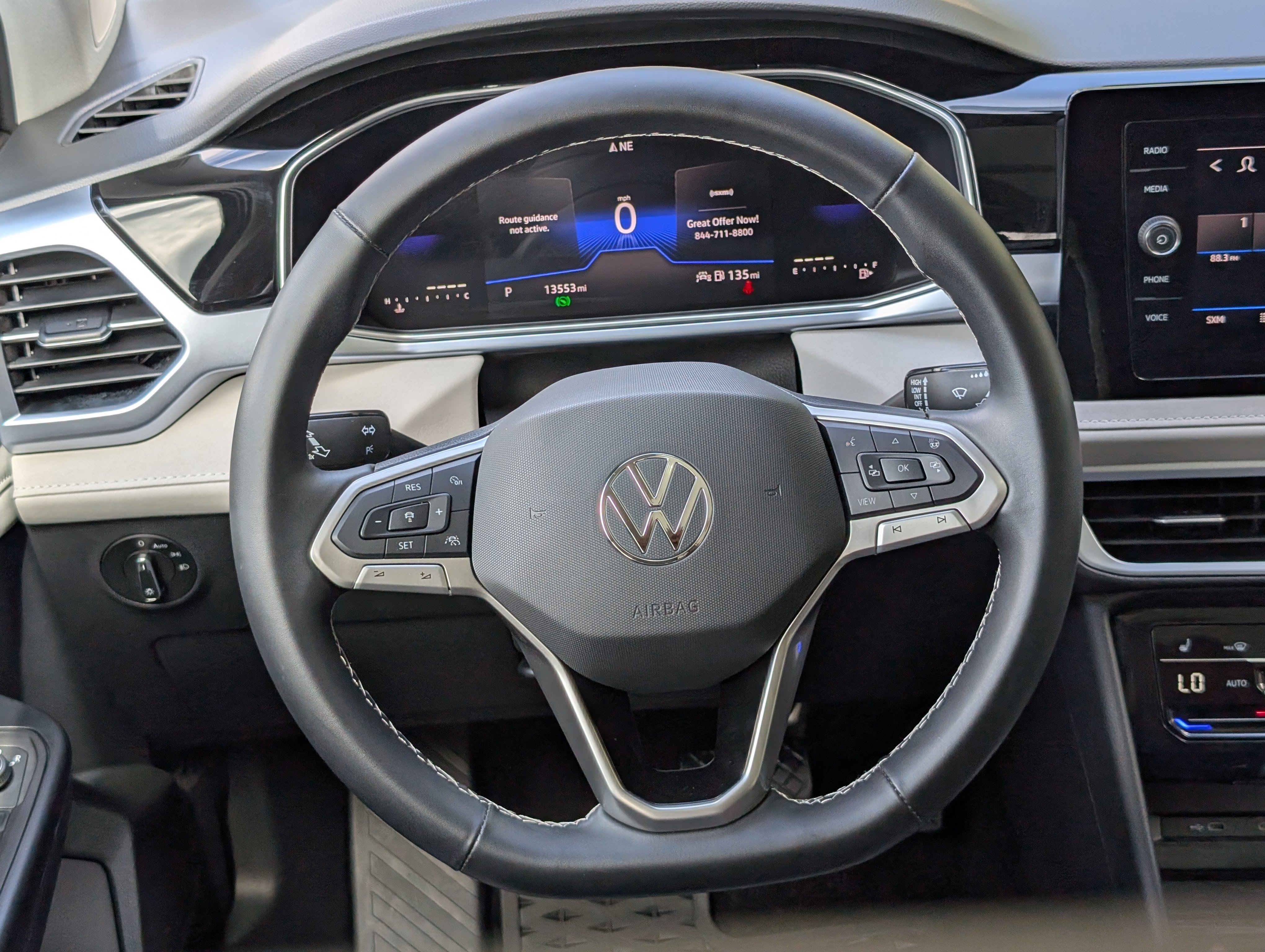 Used 2025 Volkswagen Taos SE w/ Panoramic Sunroof Package FWD image 24