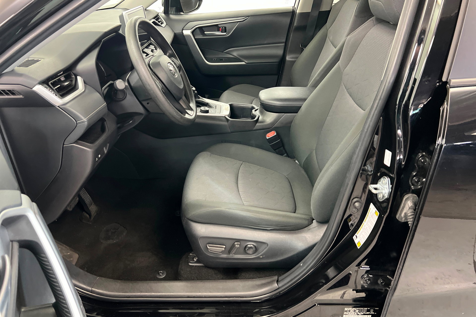 Used 2025 Toyota RAV4 XLE AWD/4WD image 18