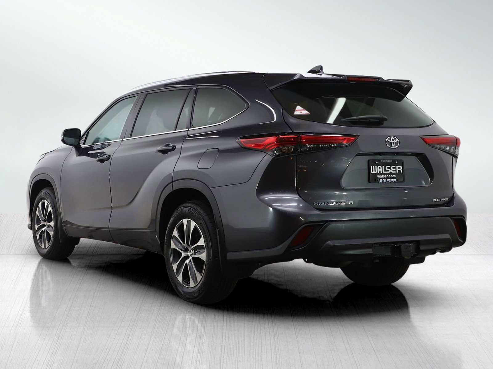 Used 2021 Toyota Highlander XLE image 3