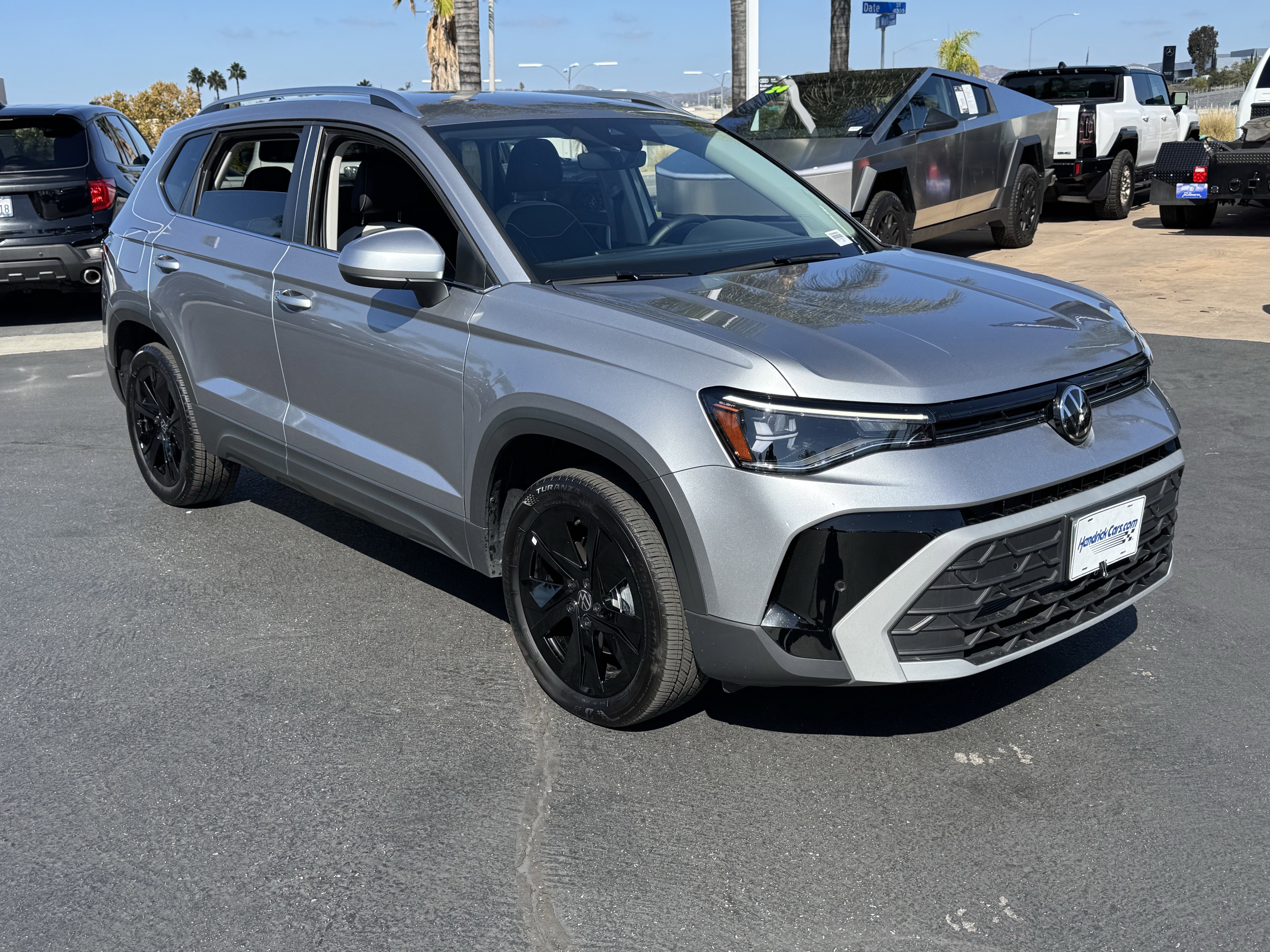 Used 2025 Volkswagen Taos SE image 2