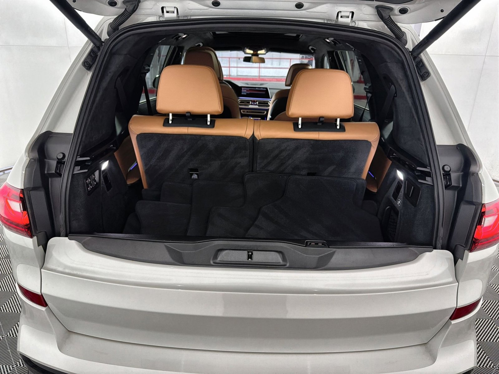 Used 2022 BMW X7 M50i w/ Dynamic Handling Package image 27
