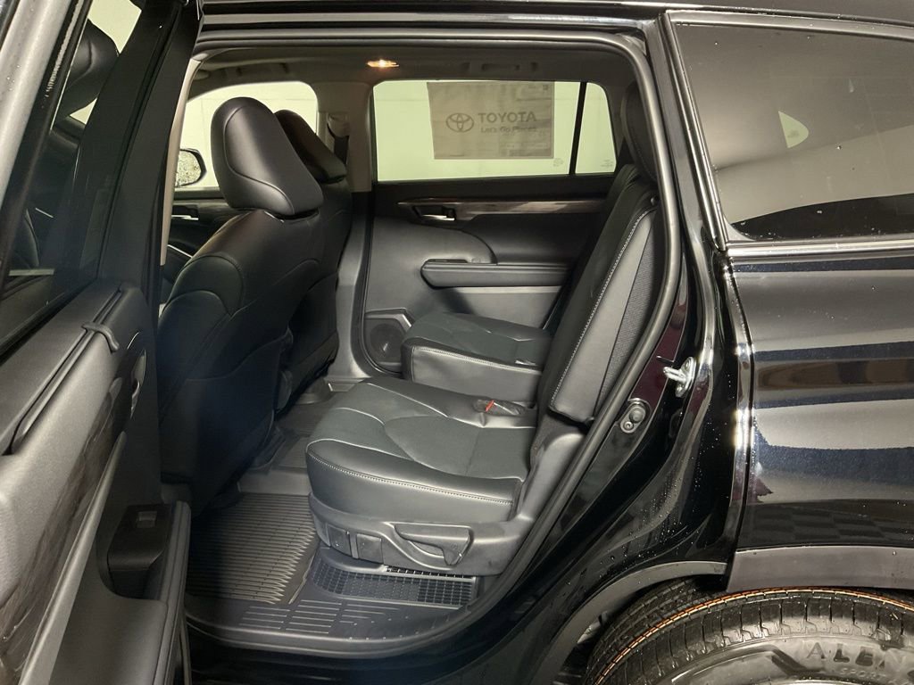 New 2026 Toyota Highlander Platinum image 32