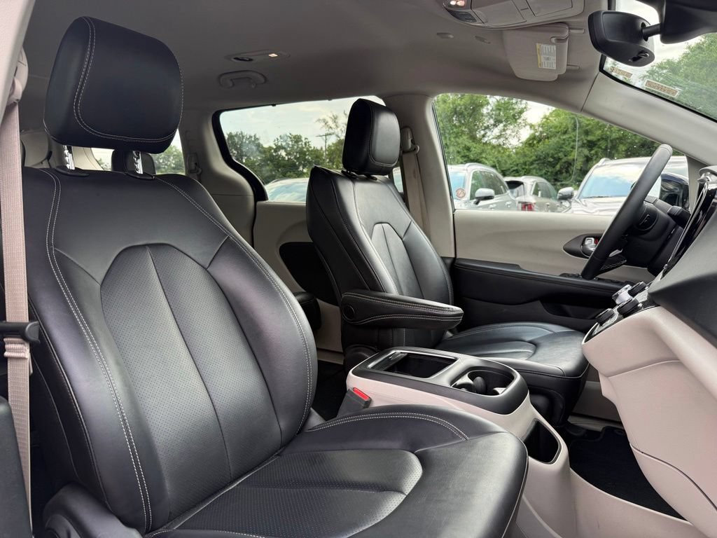 Used 2024 Chrysler Pacifica Touring-L FWD image 17