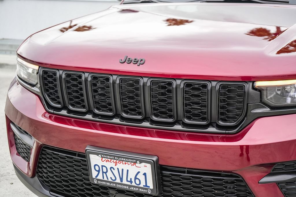 Used 2025 Jeep Grand Cherokee Altitude AWD/4WD image 6