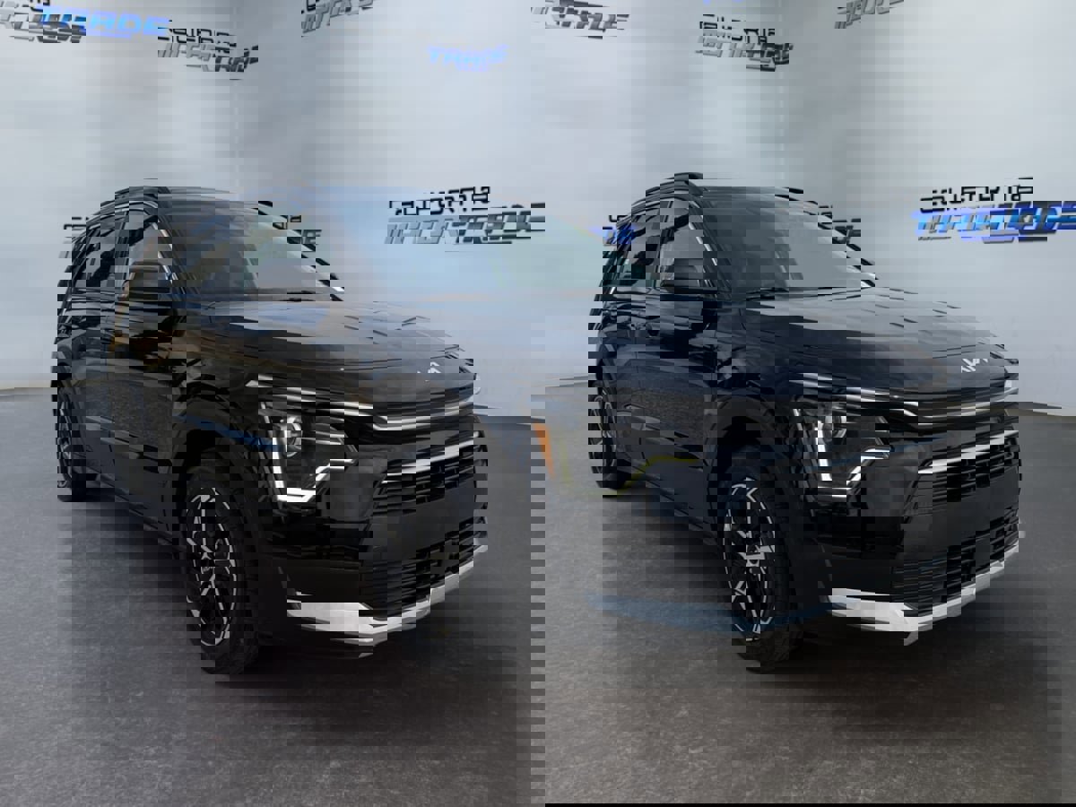 Used 2023 Kia Niro EX image 3