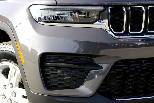 Used 2025 Jeep Grand Cherokee Laredo image 3