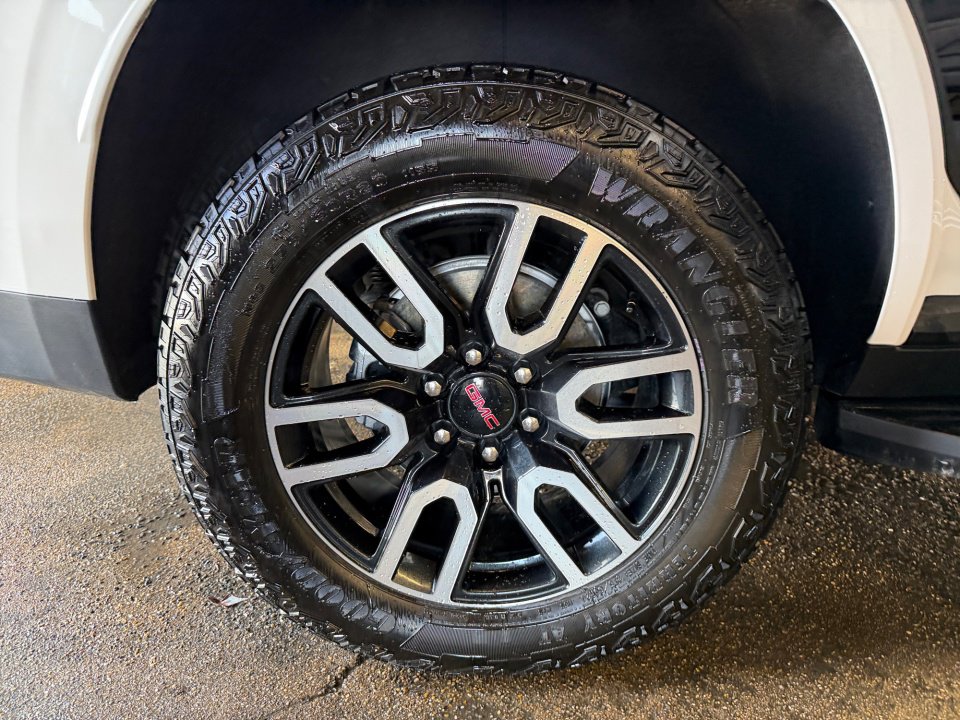 Used 2024 GMC Yukon AT4 w/ Technology Package AWD/4WD image 26