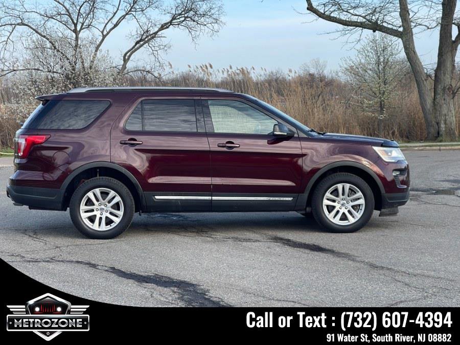 Used 2018 Ford Explorer XLT w/ Equipment Group 202A AWD/4WD image 9