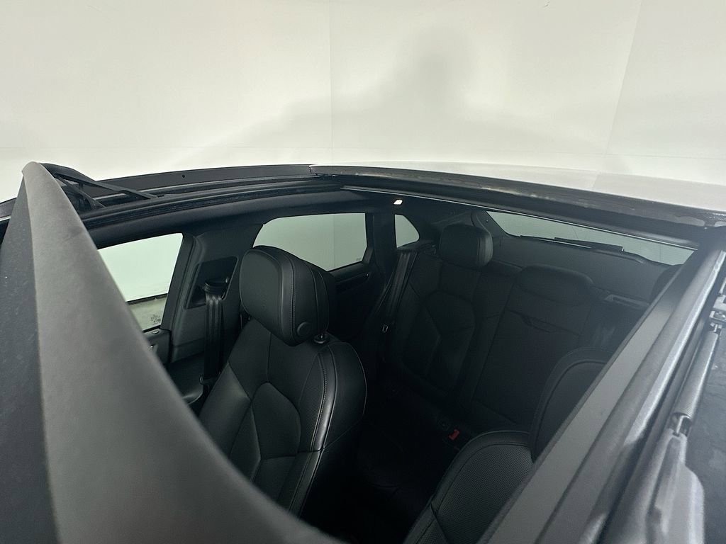 Certified 2025 Porsche Macan image 14