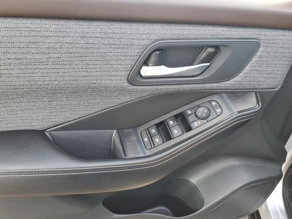 Used 2021 Nissan Rogue SV image 13