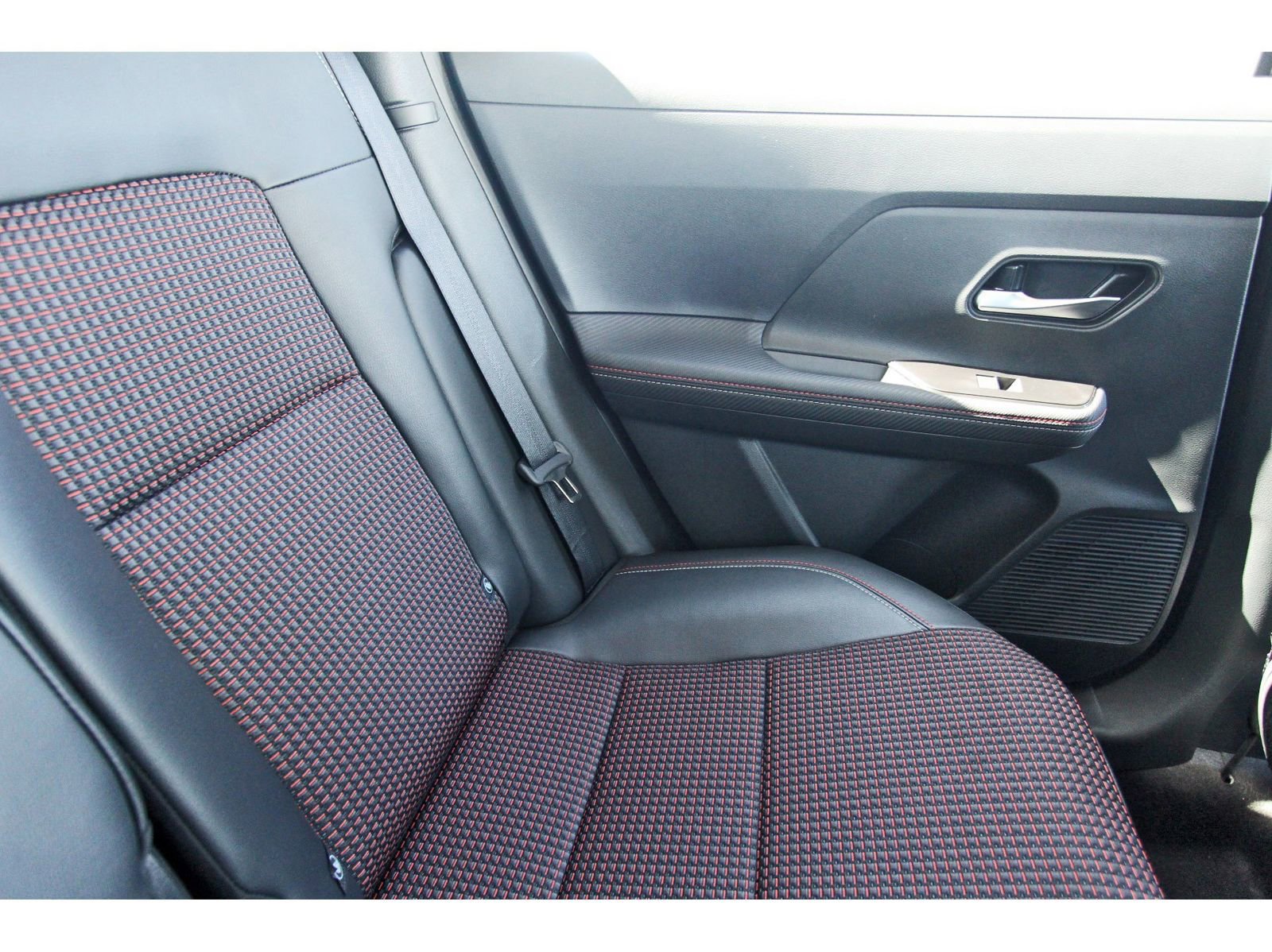 Certified 2025 Nissan Kicks SR FWD image 15