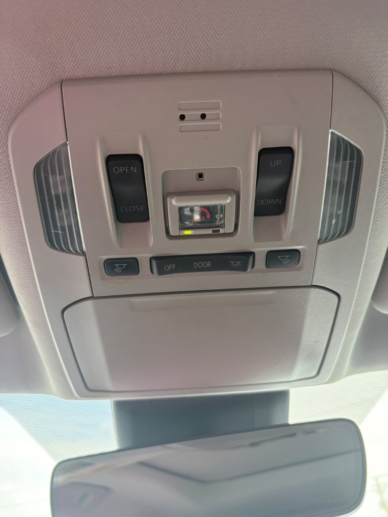 Used 2022 Toyota Highlander XLE AWD/4WD image 13