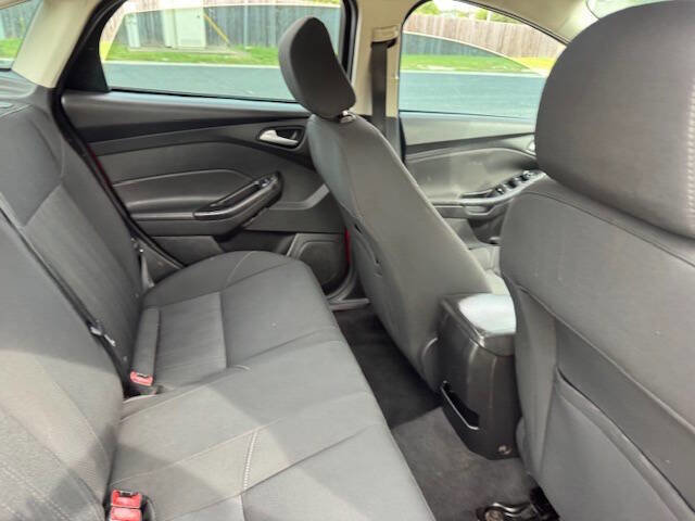 Used 2015 Ford Focus SE w/ SE Sport Package image 11