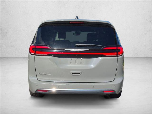 Used 2025 Chrysler Pacifica Select FWD image 5