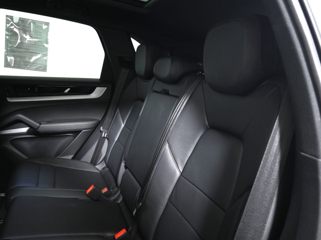 Used 2025 Porsche Cayenne image 36