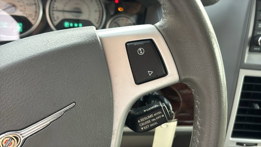 Used 2009 Chrysler Town & Country Touring FWD image 20