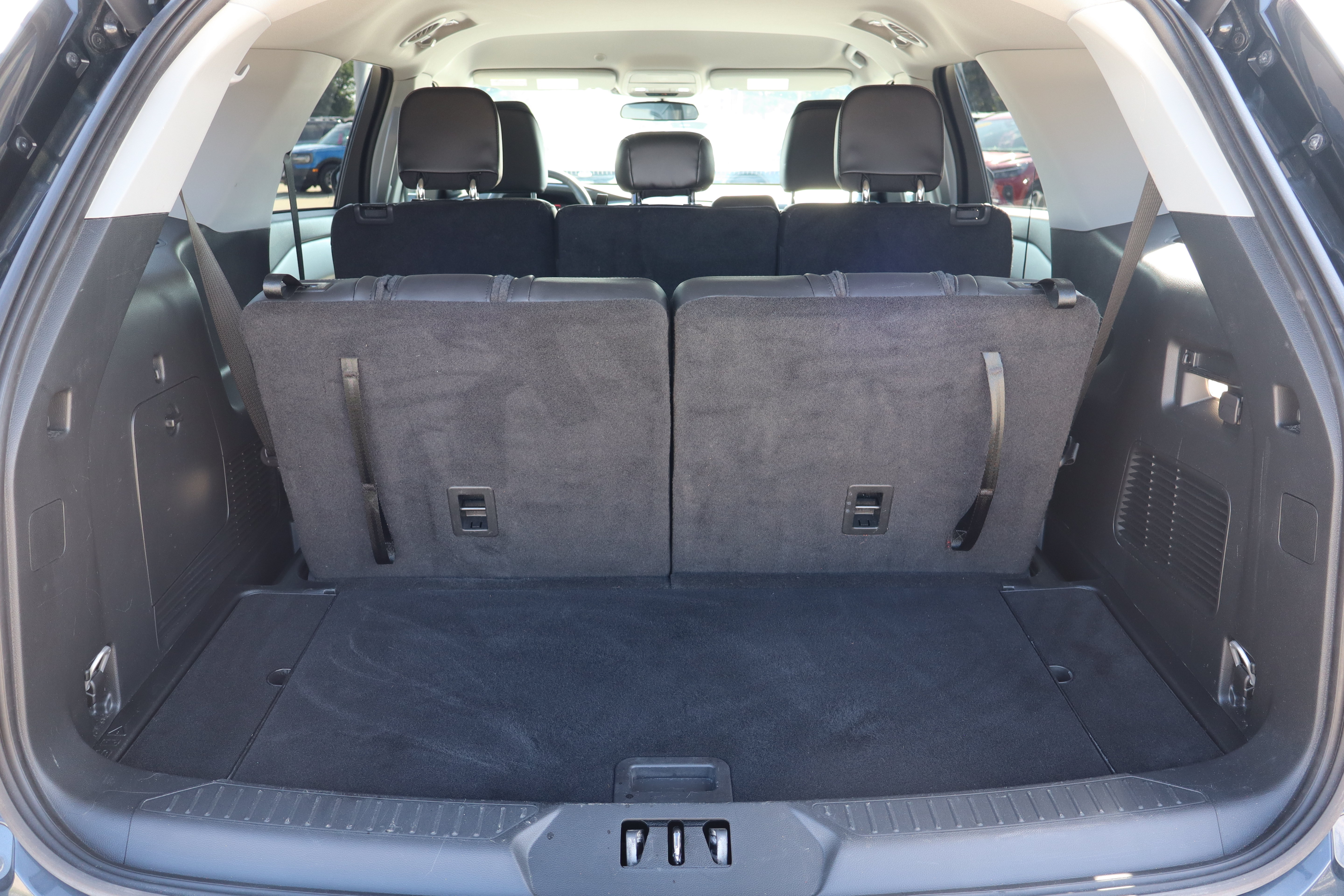 Used 2024 Ford Explorer XLT w/ Equipment Group 202A AWD/4WD image 30