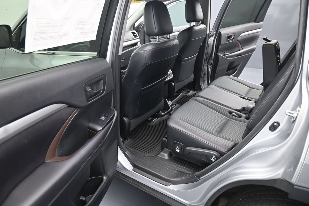 Used 2016 Toyota Highlander Plus AWD/4WD image 17