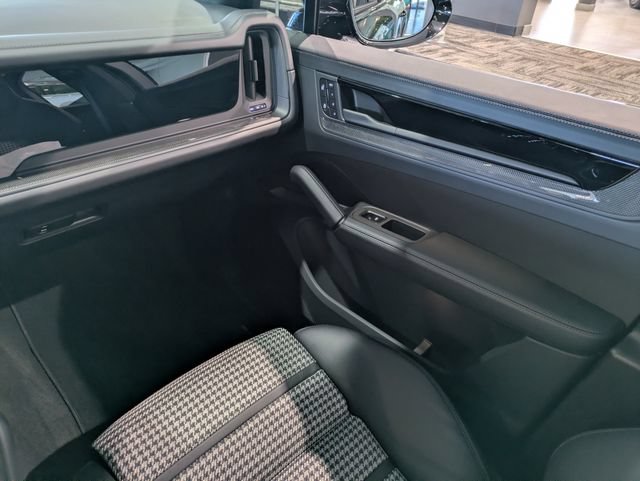 Used 2026 Porsche Cayenne GTS AWD/4WD image 17
