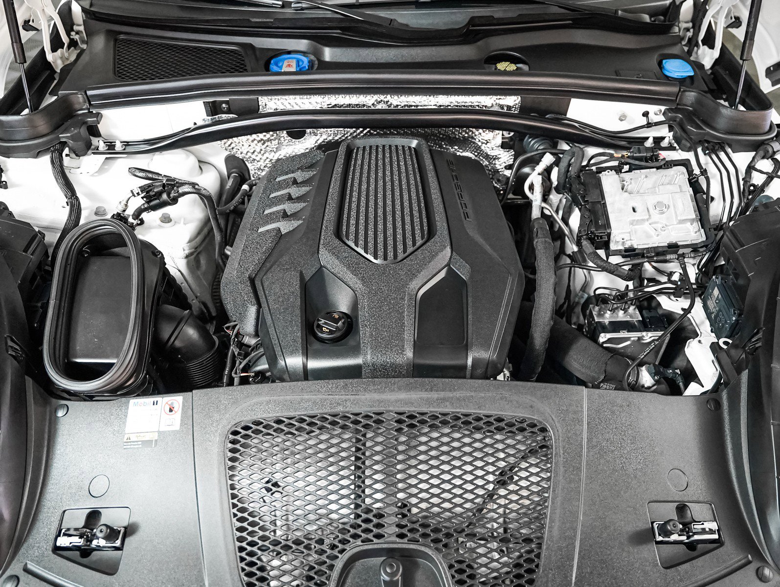 Certified 2023 Porsche Macan image 13