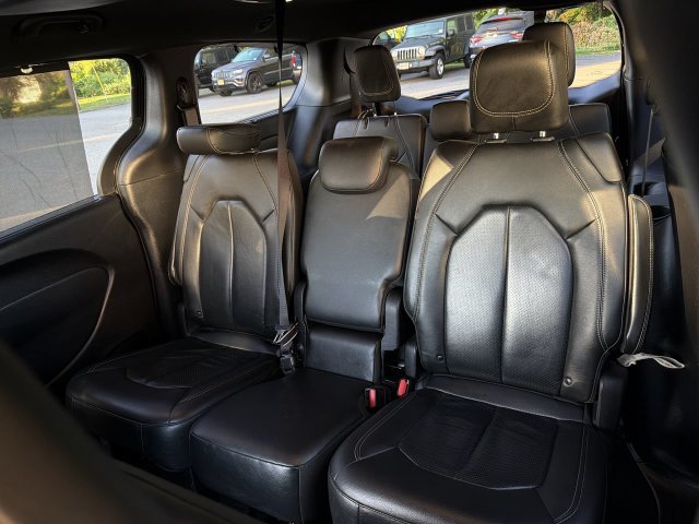 Used 2019 Chrysler Pacifica Touring-L w/ S Appearance Package FWD image 23