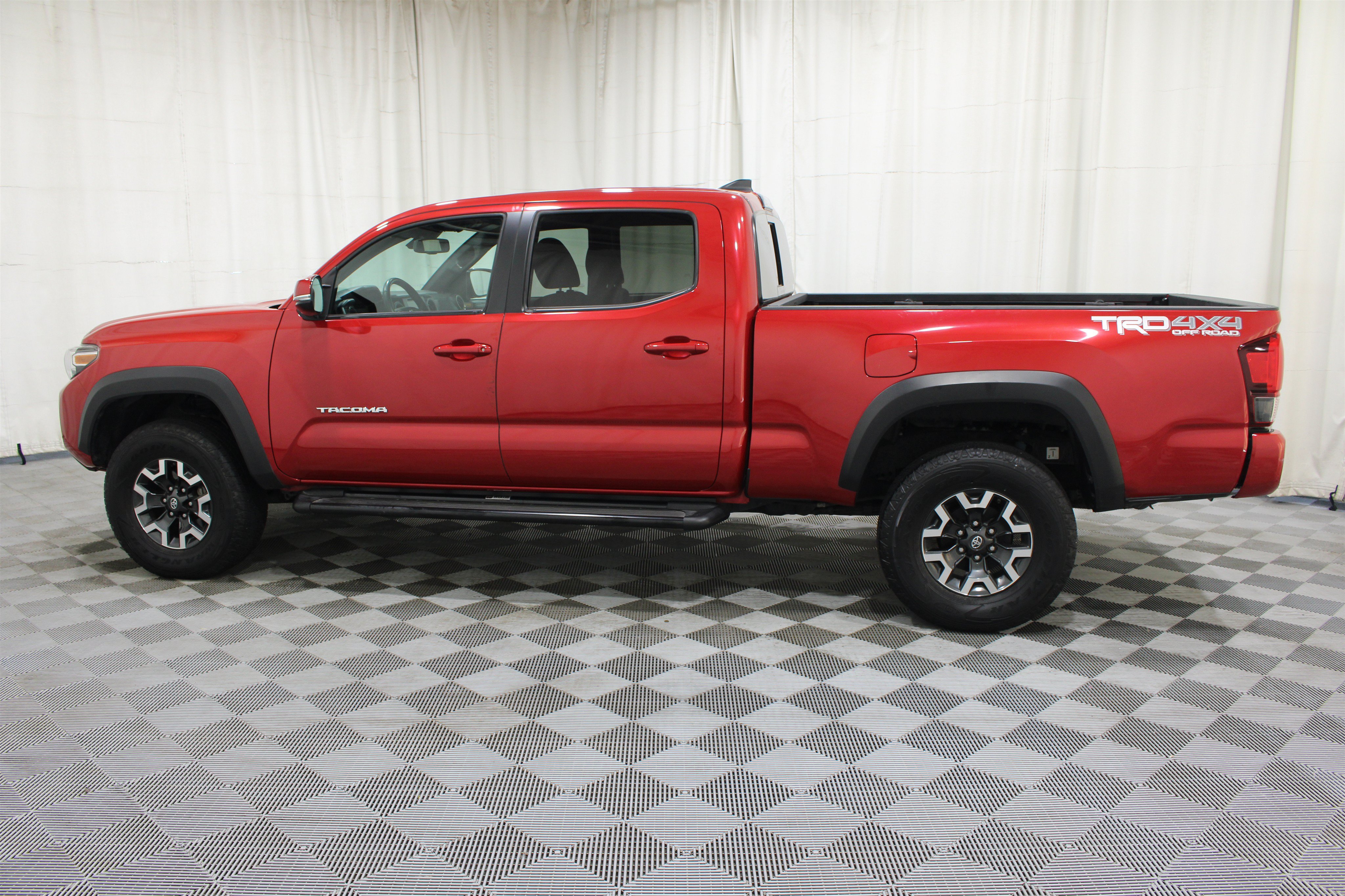 Used 2018 Toyota Tacoma TRD Off-Road w/ Technology Package AWD/4WD image 32