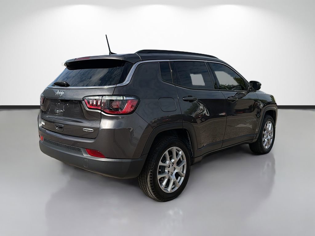 Used 2023 Jeep Compass Latitude AWD/4WD image 3