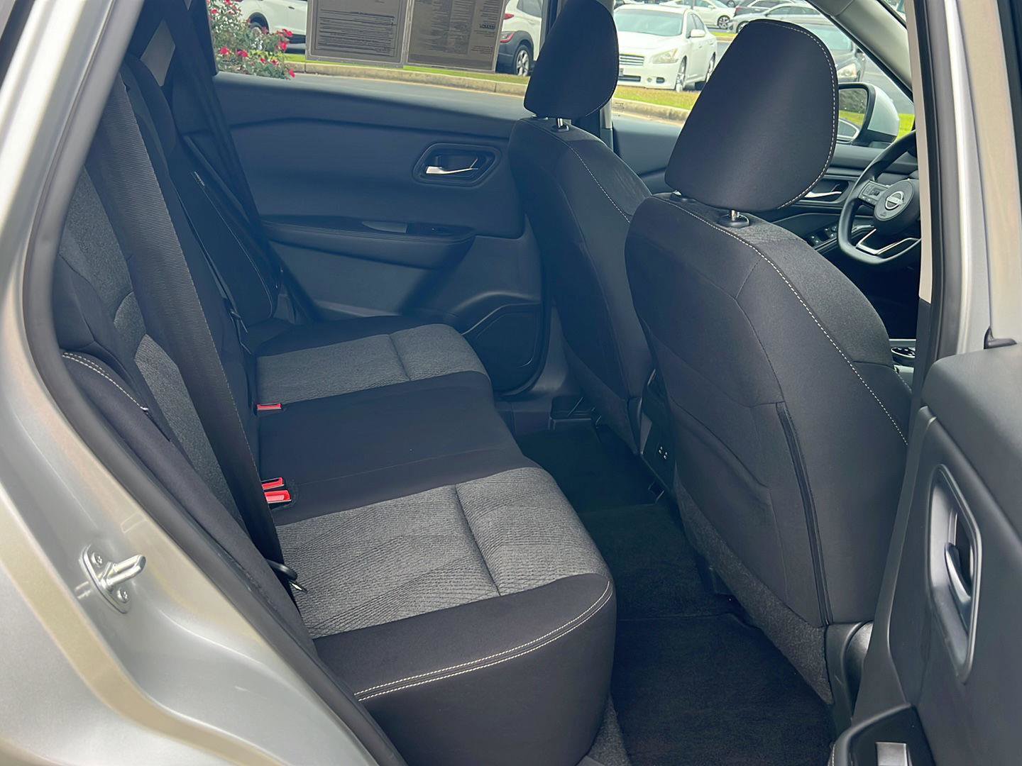 Used 2024 Nissan Rogue SV image 12