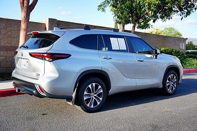 Used 2024 Toyota Highlander XLE AWD/4WD image 8