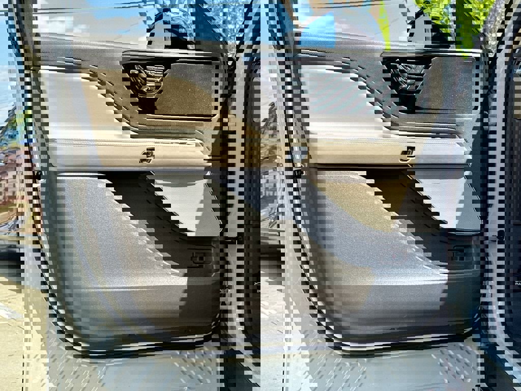 Used 2023 Lincoln Aviator AWD w/ Class IV Trailer Tow Package image 12