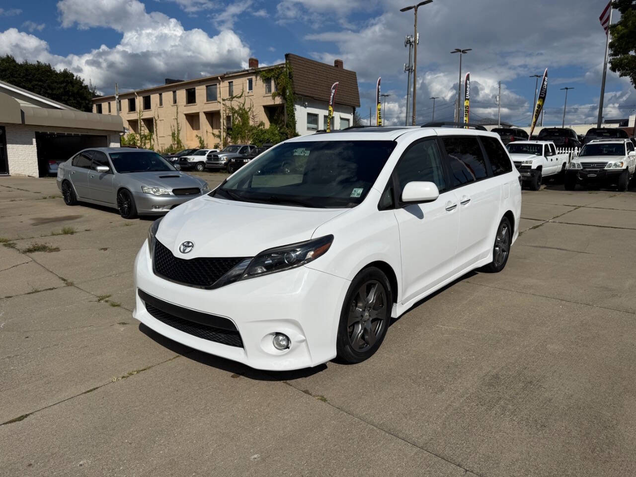 Used 2017 Toyota Sienna SE Premium image 2