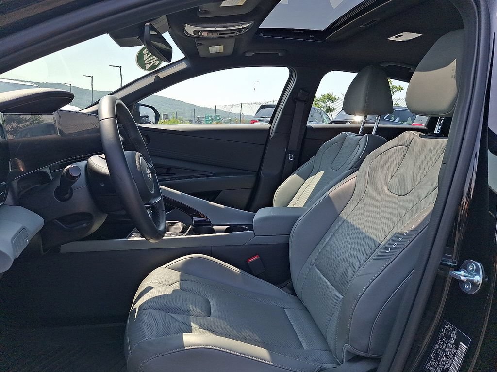 Used 2025 Hyundai Elantra Limited FWD image 13