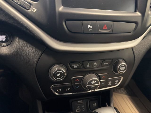 Used 2018 Jeep Cherokee Limited w/ Luxury Group image 22