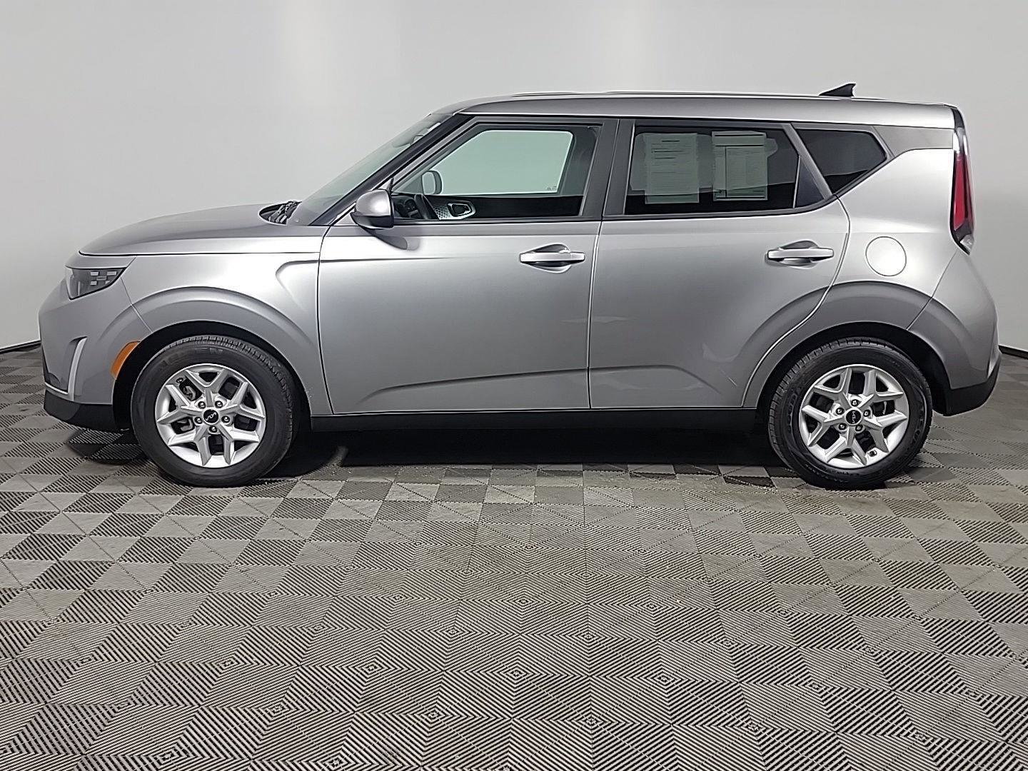 Used 2023 Kia Soul LX w/ LX Technology Package image 10