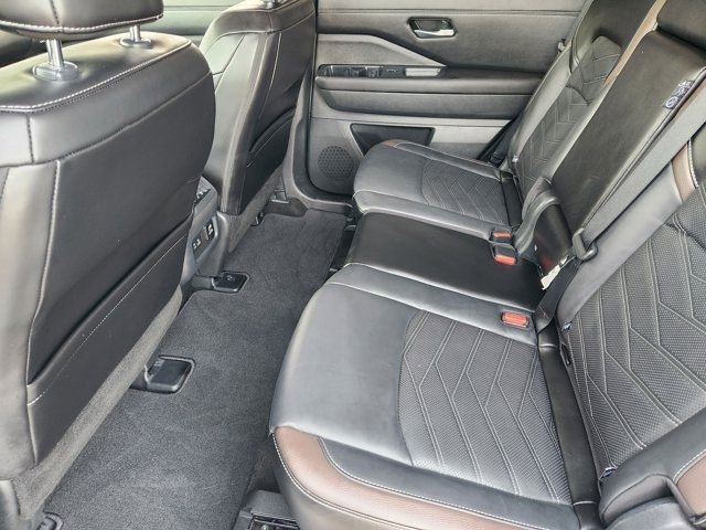 Used 2024 Nissan Pathfinder Platinum w/ Cargo Package image 31