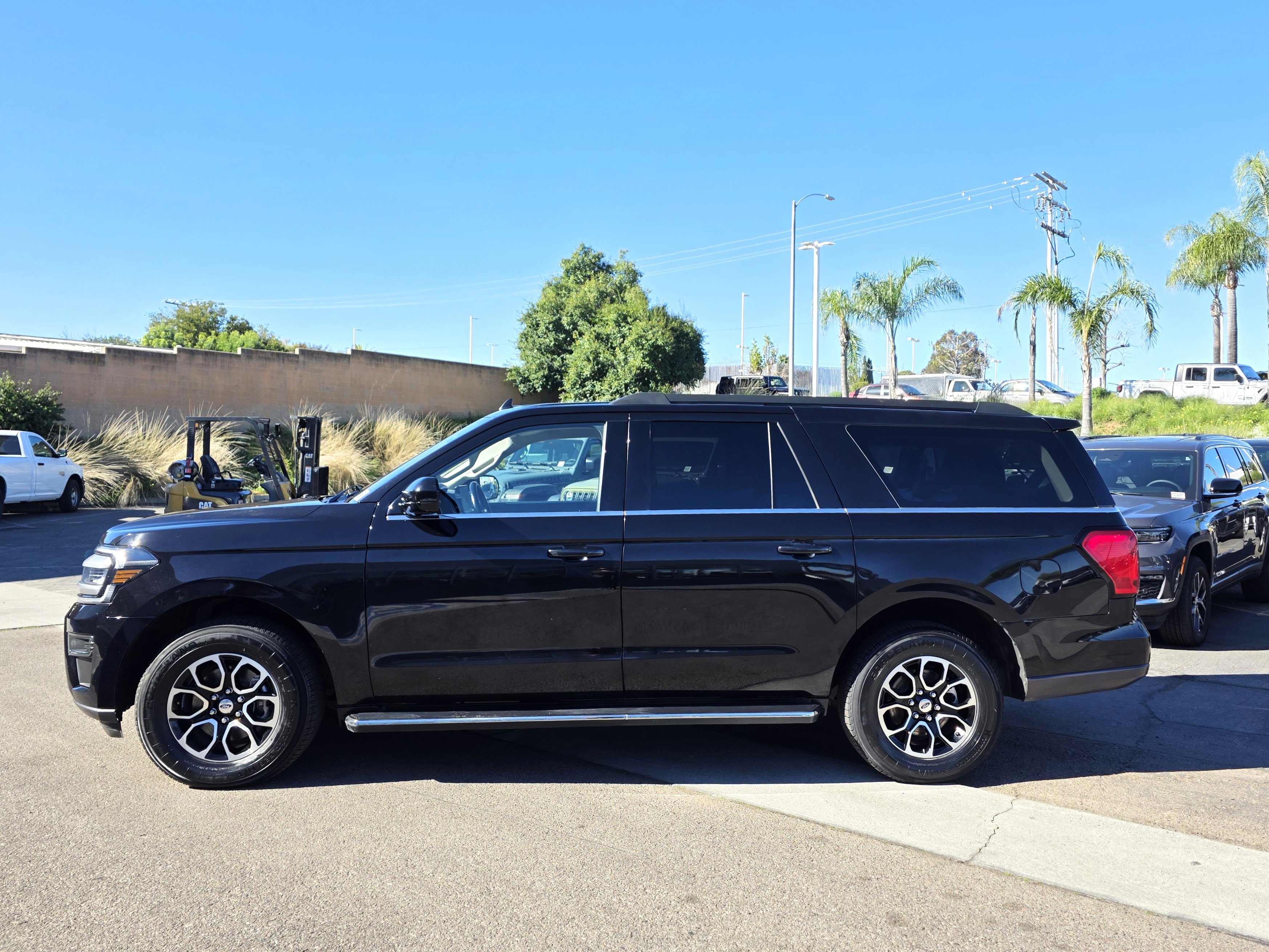 Used 2023 Ford Expedition Max XLT image 2