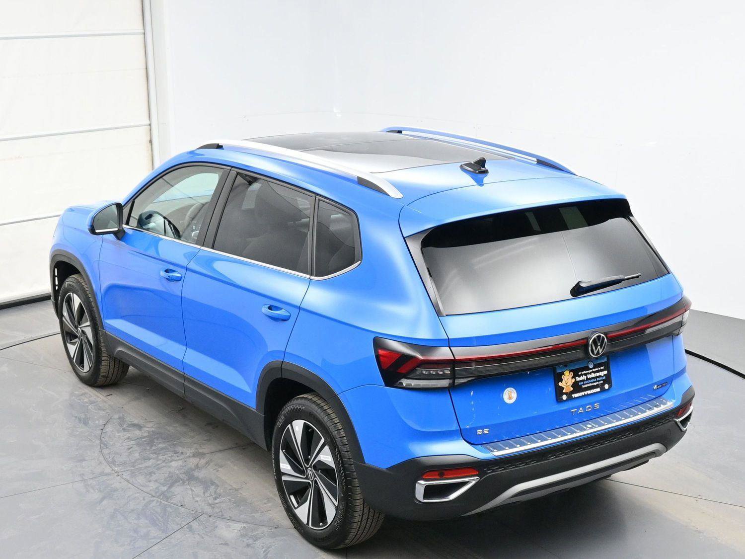 Certified 2025 Volkswagen Taos SE w/ Panoramic Sunroof Package AWD/4WD image 33
