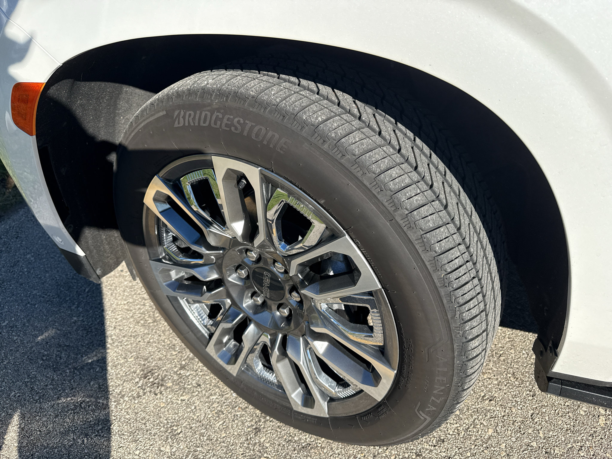 Used 2024 GMC Yukon XL Denali Ultimate AWD/4WD image 4