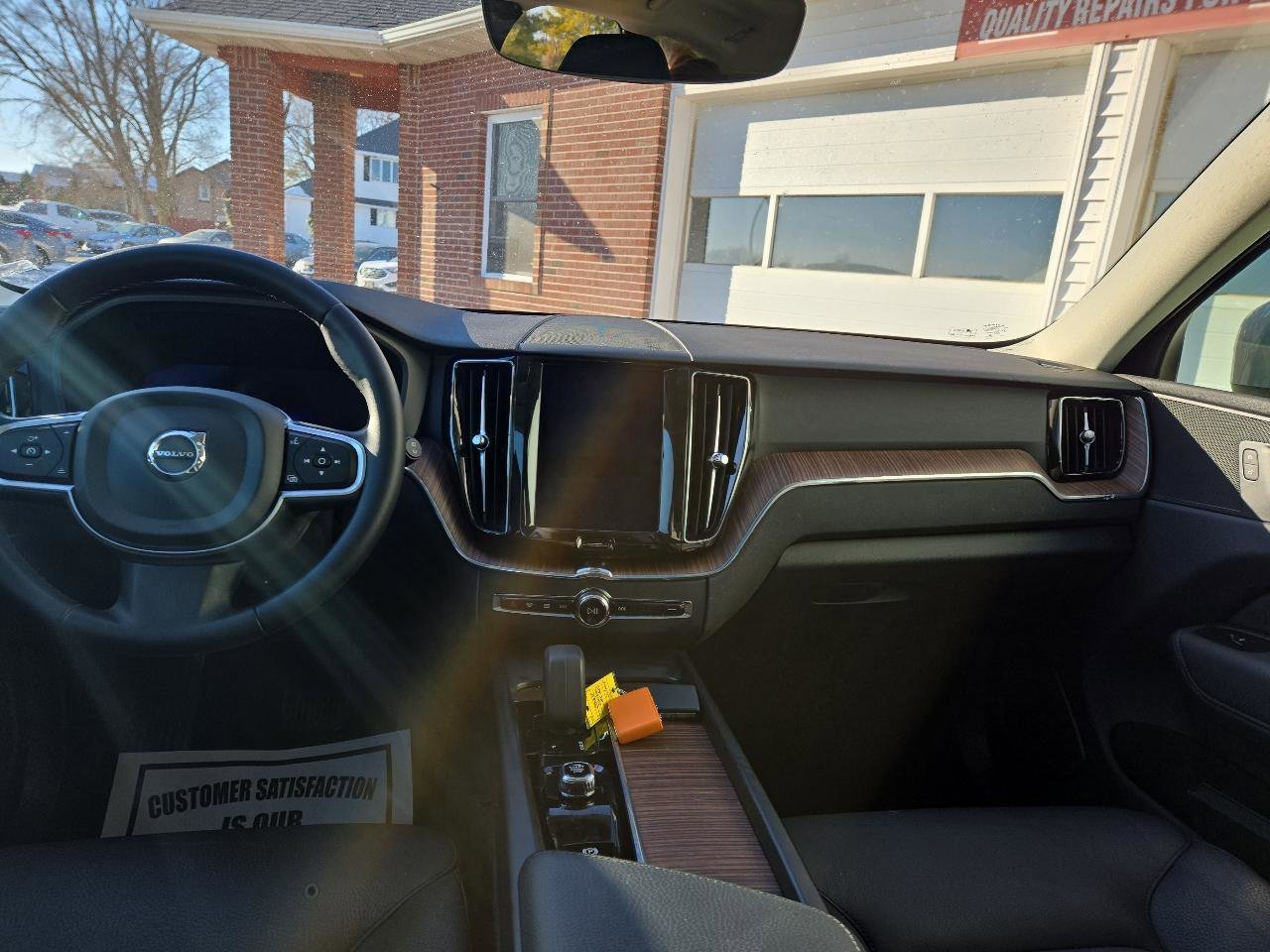 Used 2022 Volvo XC60 B5 Momentum image 12