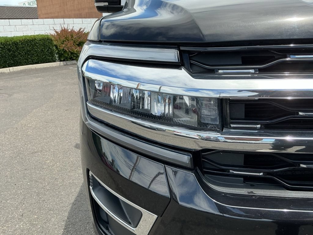 Used 2024 Ford Expedition Limited AWD/4WD image 3