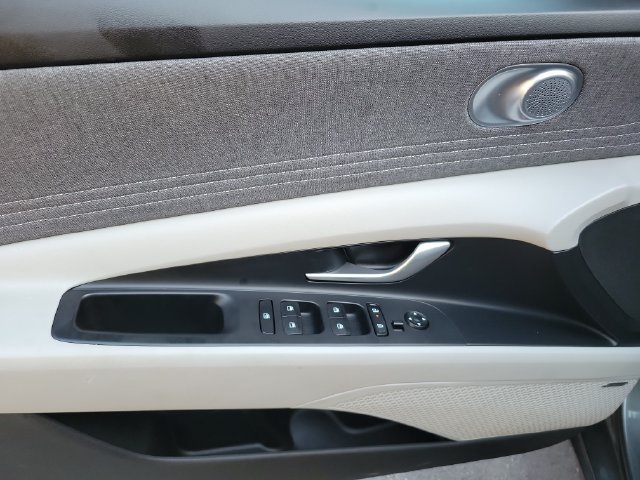 Used 2025 Hyundai Elantra Limited FWD image 15