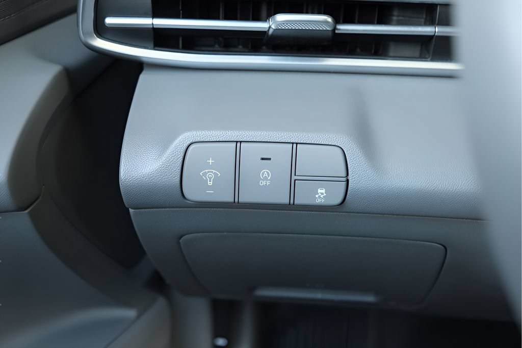 Used 2025 Hyundai Elantra SE FWD image 16