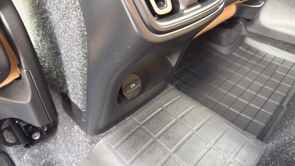 Used 2019 Volvo XC40 T5 Momentum image 18