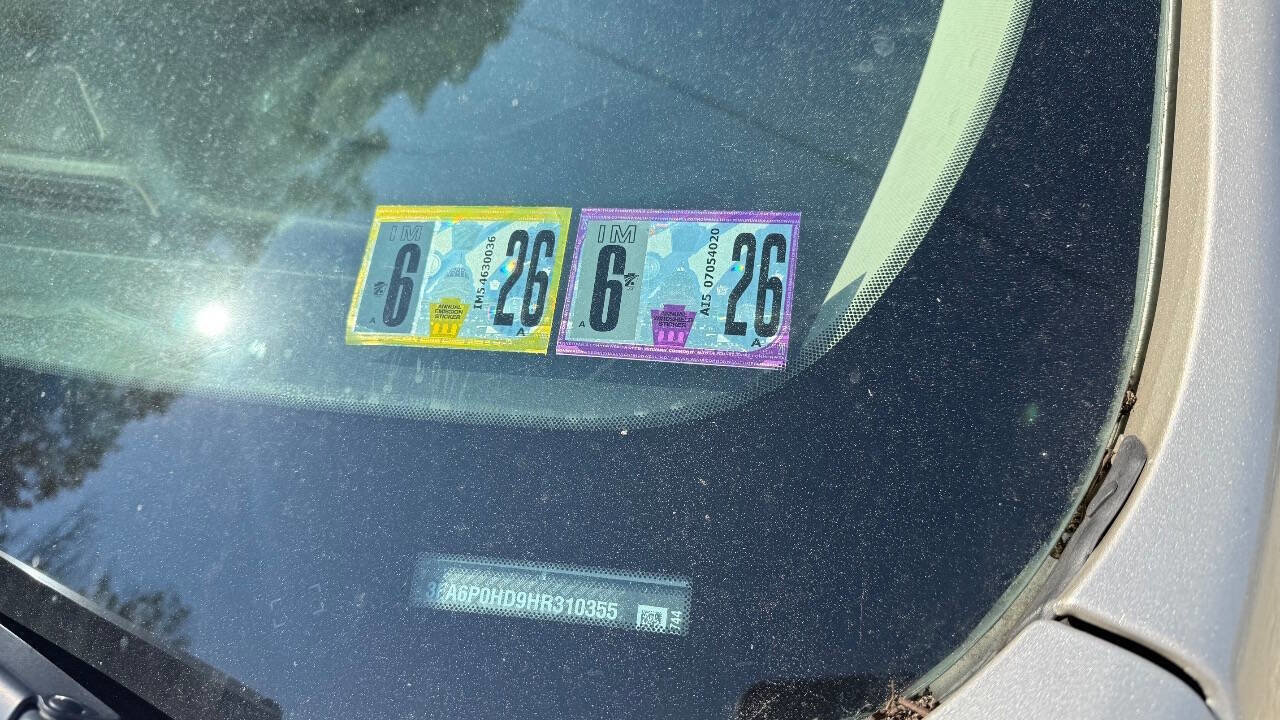 Used 2017 Ford Fusion SE w/ Fusion SE Technology Package image 3