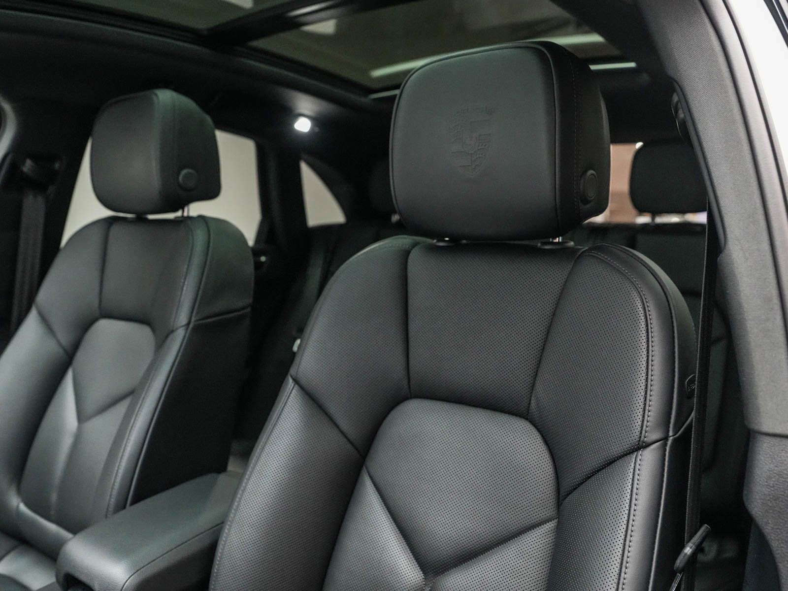 Certified 2025 Porsche Macan image 5